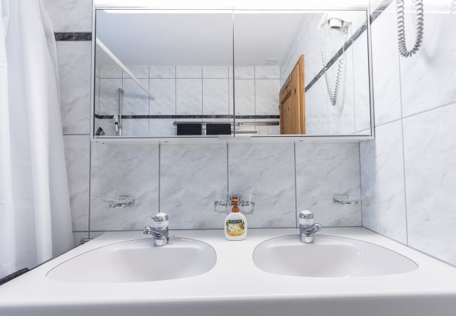 Ferienwohnung in Scuol - Chasa Val 735: Ruhige 3 ½-Zimmerwohnung mit Terrasse und Aussicht auf den Nationalpark Ferienwohnung in Scuol - Chasa Val 735: Ruhige 3 ½-Zimmerwohnung mit Terrasse und Aussicht auf den Nationalpark