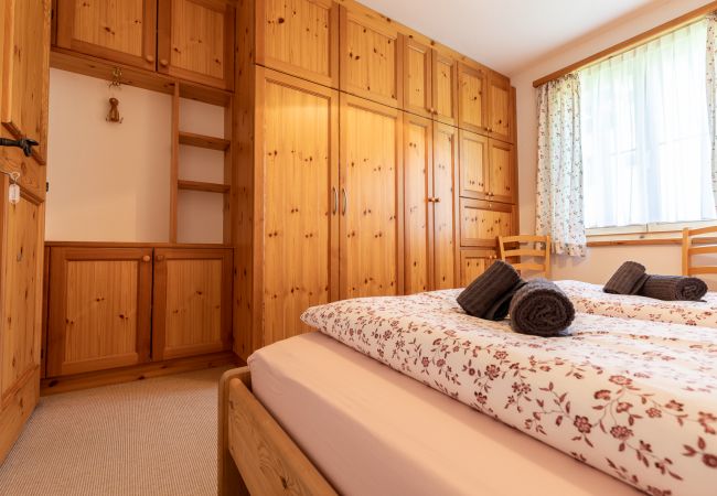 Ferienwohnung in Scuol - Chasa Val 735: Ruhige 3 ½-Zimmerwohnung mit Terrasse und Aussicht auf den Nationalpark Ferienwohnung in Scuol - Chasa Val 735: Ruhige 3 ½-Zimmerwohnung mit Terrasse und Aussicht auf den Nationalpark