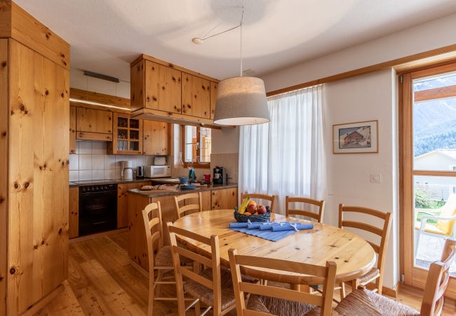 Ferienwohnung in Scuol - Chasa Val 735: Ruhige 3 ½-Zimmerwohnung mit Terrasse und Aussicht auf den Nationalpark Ferienwohnung in Scuol - Chasa Val 735: Ruhige 3 ½-Zimmerwohnung mit Terrasse und Aussicht auf den Nationalpark