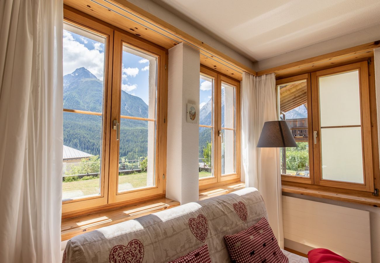 Ferienwohnung in Scuol - Chasa Val 735: Ruhige 3 ½-Zimmerwohnung mit Terrasse und Aussicht auf den Nationalpark