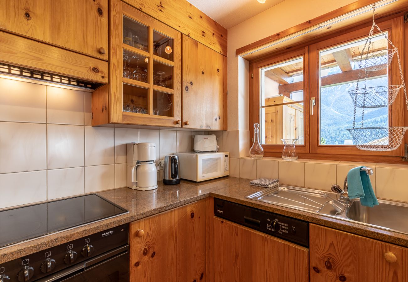 Ferienwohnung in Scuol - Chasa Val 735: Ruhige 3 ½-Zimmerwohnung mit Terrasse und Aussicht auf den Nationalpark