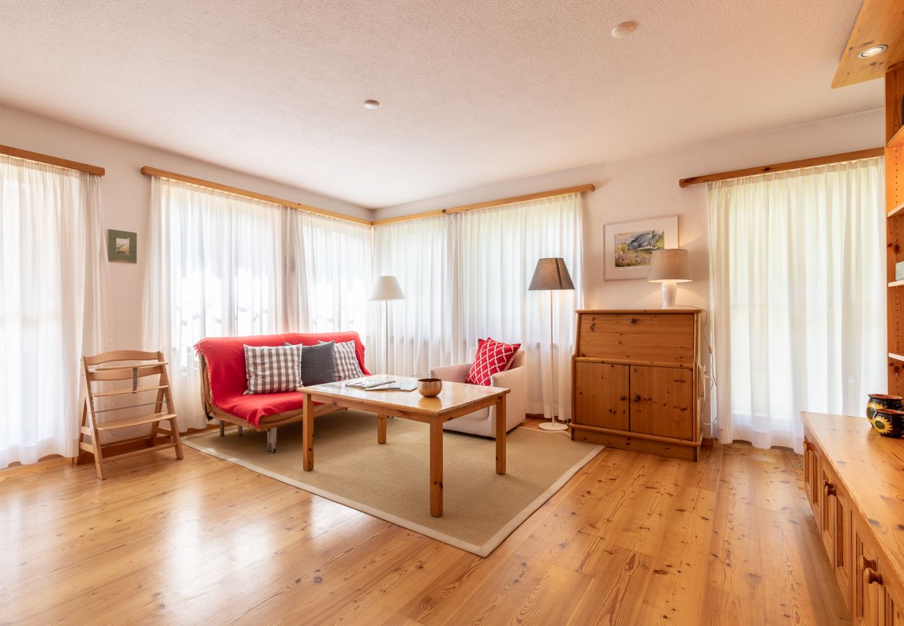 Ferienwohnung in Scuol - Chasa Val 735: Ruhige 3 ½-Zimmerwohnung mit Terrasse und Aussicht auf den Nationalpark