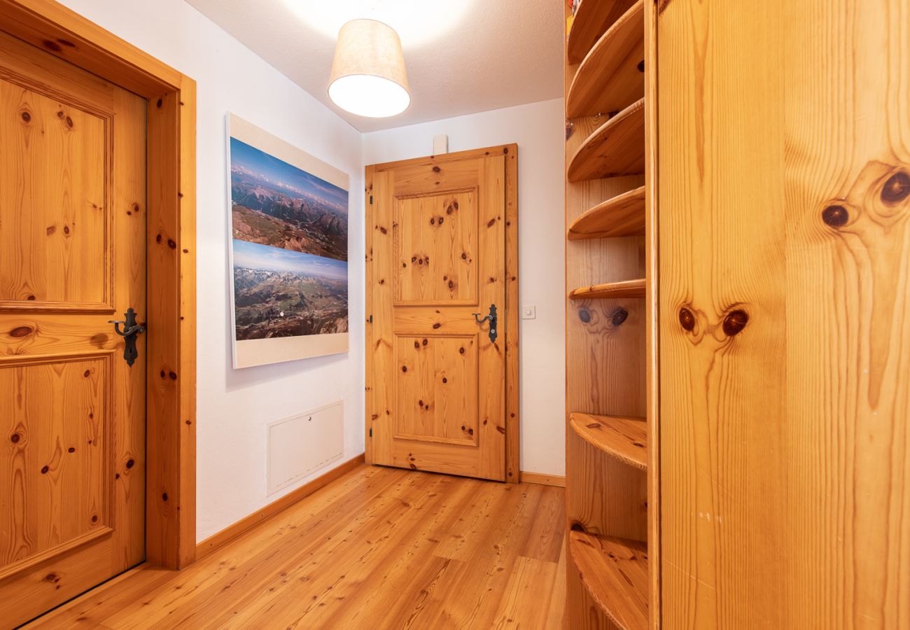 Ferienwohnung in Scuol - Chasa Val 735: Ruhige 3 ½-Zimmerwohnung mit Terrasse und Aussicht auf den Nationalpark