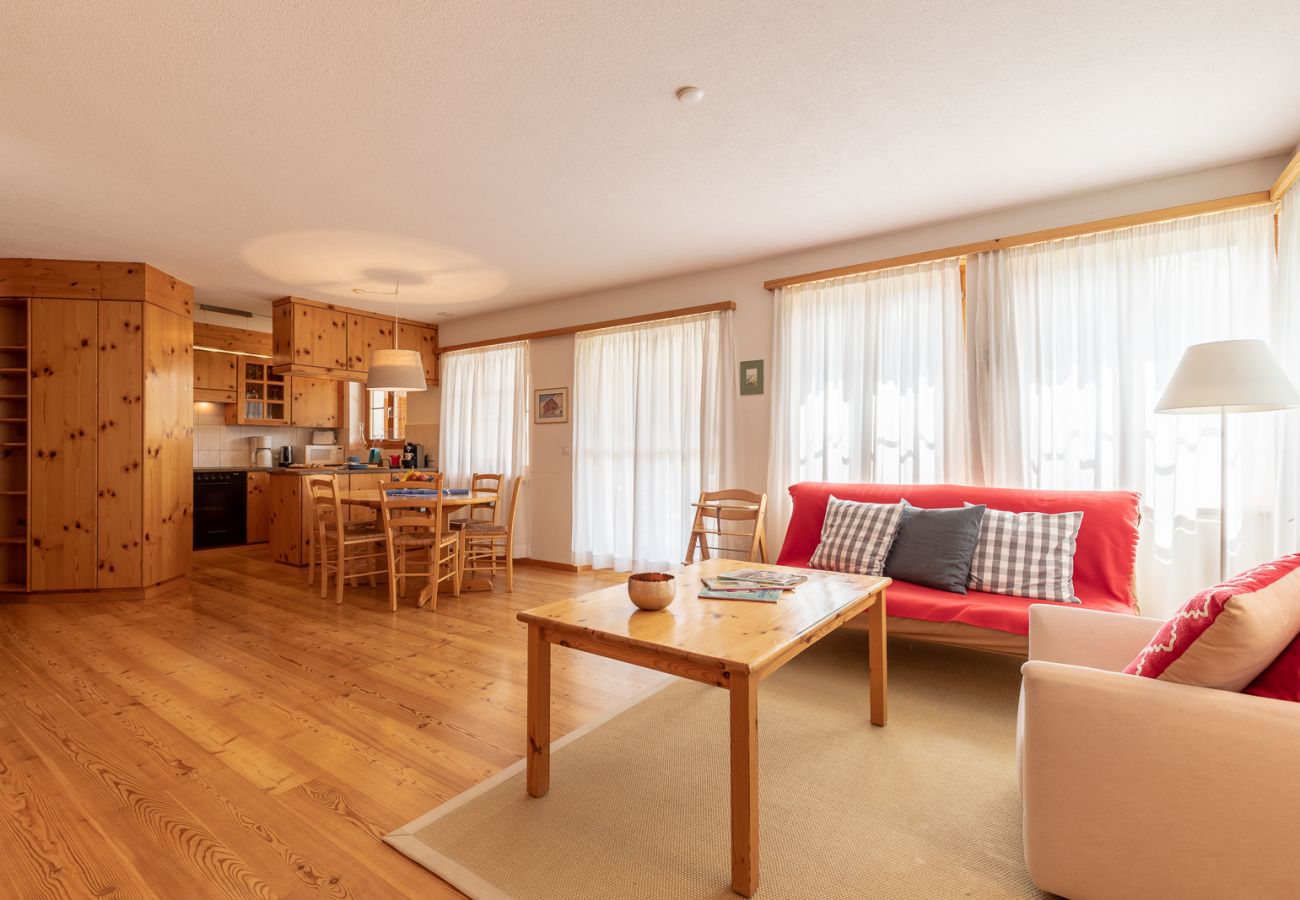 Ferienwohnung in Scuol - Chasa Val 735: Ruhige 3 ½-Zimmerwohnung mit Terrasse und Aussicht auf den Nationalpark