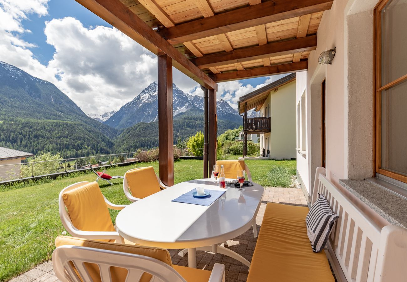 Ferienwohnung in Scuol - Chasa Val 735: Ruhige 3 ½-Zimmerwohnung mit Terrasse und Aussicht auf den Nationalpark