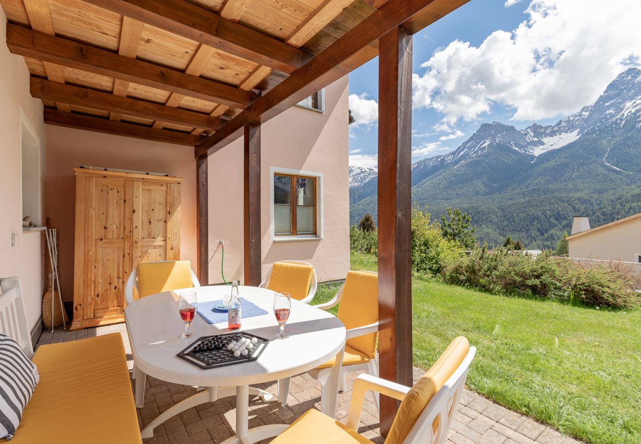 Ferienwohnung in Scuol - Chasa Val 735: Ruhige 3 ½-Zimmerwohnung mit Terrasse und Aussicht auf den Nationalpark