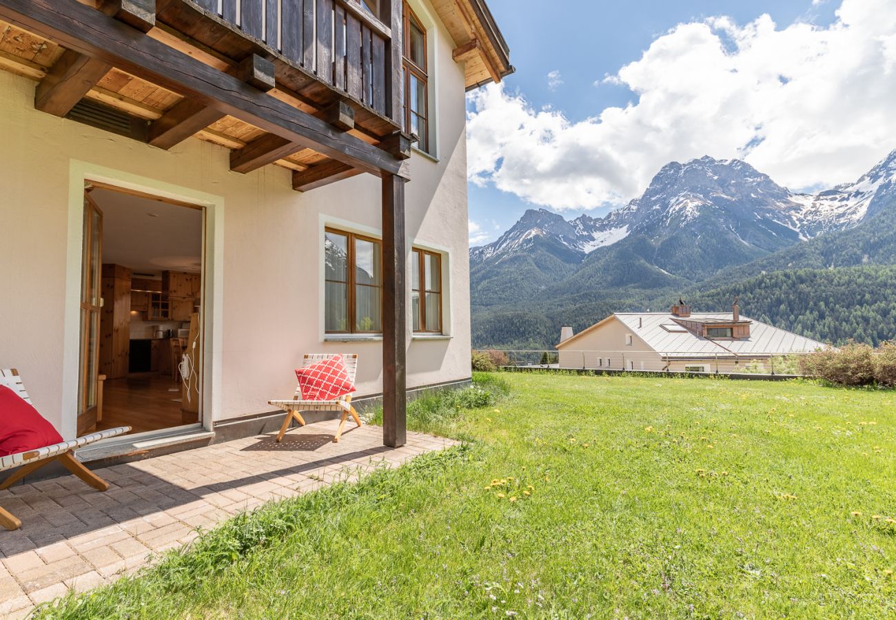 Ferienwohnung in Scuol - Chasa Val 735: Ruhige 3 ½-Zimmerwohnung mit Terrasse und Aussicht auf den Nationalpark