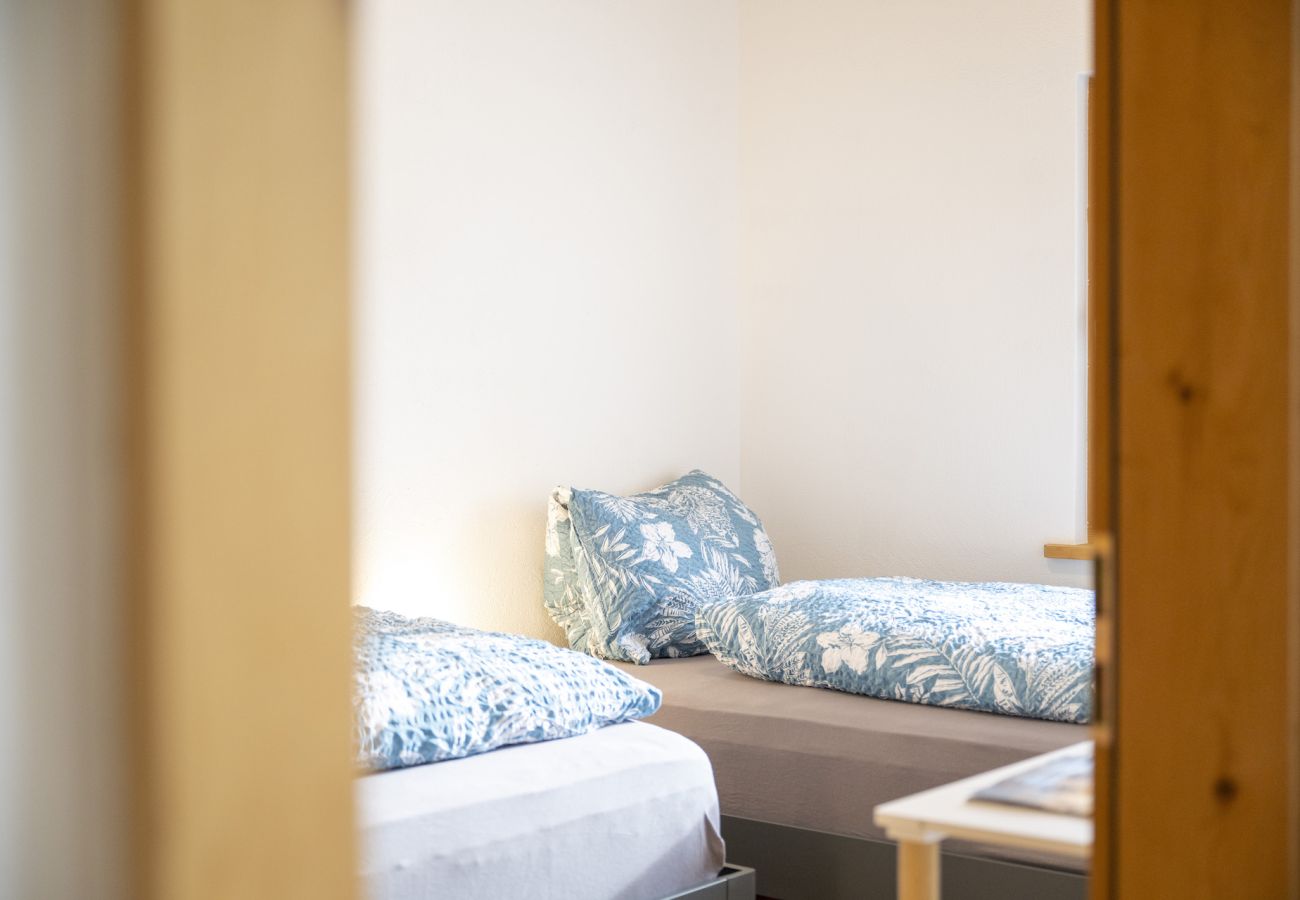 Ferienwohnung in Sent - Chasa Chamuotsch: Neue 3,5 Zimmer Ferienwohnung mit Panoramasicht in Sent 
