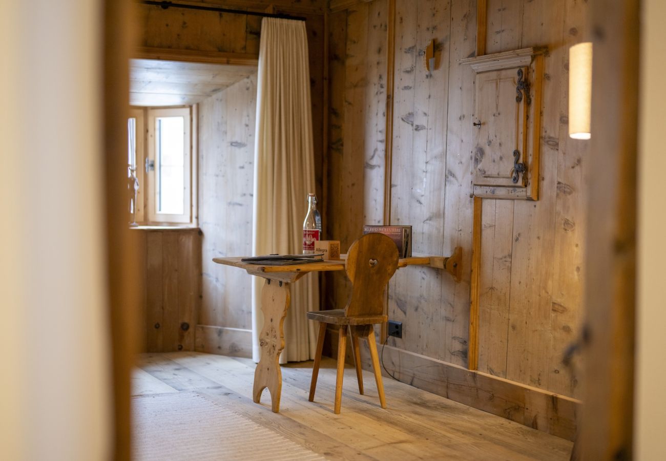 Ferienwohnung in Scuol - CHASA PUNT: AUSSERGEWÖHNLICHE 5 ½-ZIMMERWOHNUNG IM HISTORISCHE DORFKERN VON SCUOL