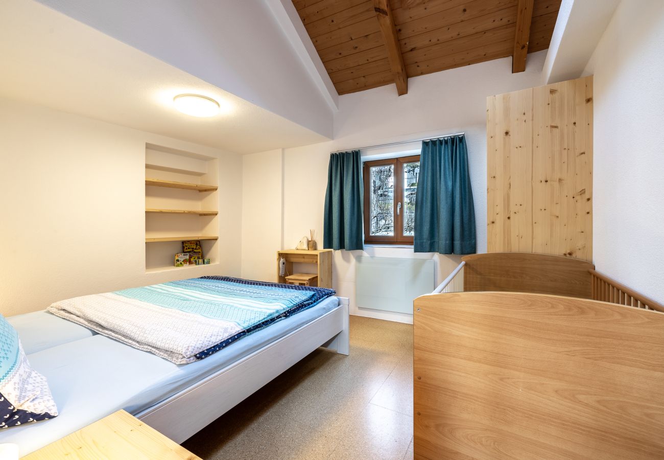 Ferienhaus in Scuol - Chasa Mayer: Zentrale 5 ½-Zimmerwohnung im historischen Dorfkern Scuol Sura