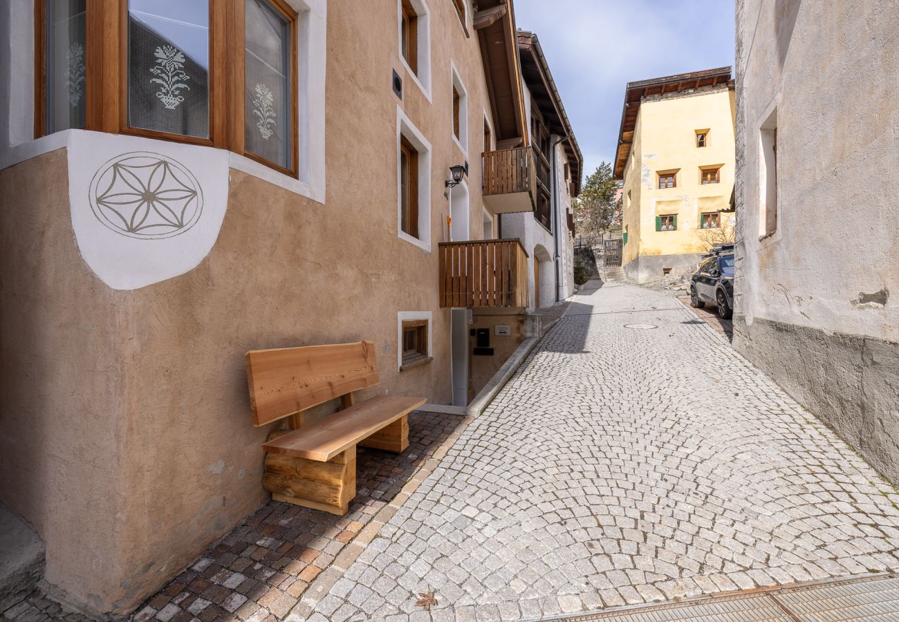 Ferienhaus in Scuol - CHASA MAYER: ZENTRALE 5 ½-ZIMMER FERIENWOHNUNG IM HISTORISCHEN DORFKERN VON SCUOL SURA