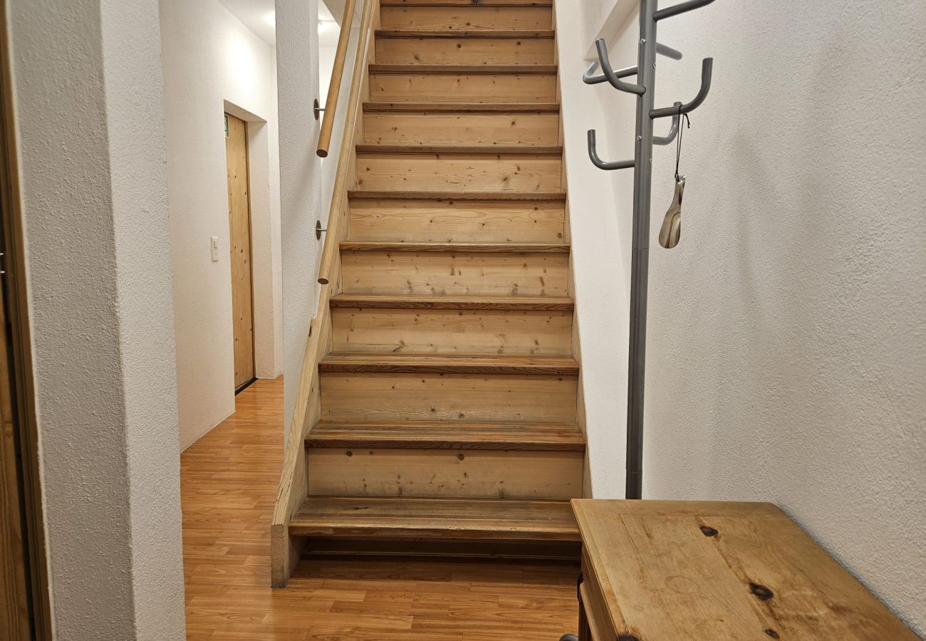 Ferienhaus in Scuol - Chasa Mayer: Zentrale 5 ½-Zimmerwohnung im historischen Dorfkern Scuol Sura