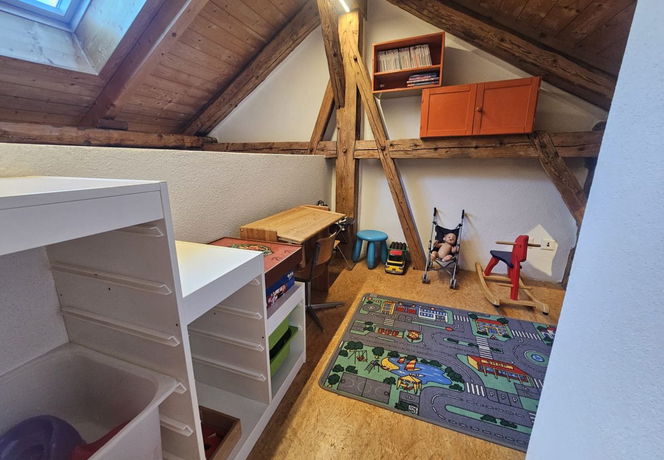 Ferienhaus in Scuol - Chasa Mayer: Zentrale 5 ½-Zimmerwohnung im historischen Dorfkern Scuol Sura