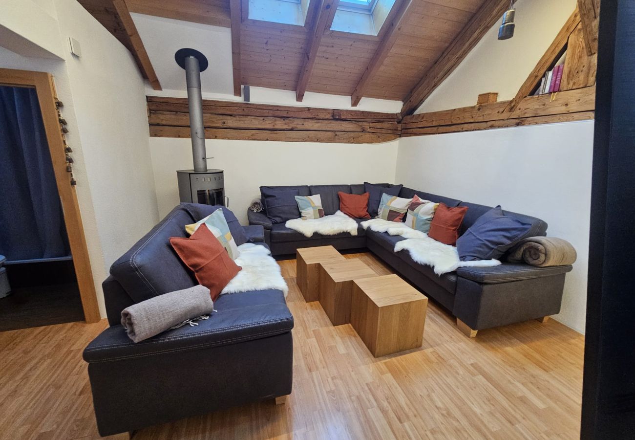 Ferienhaus in Scuol - Chasa Mayer: Zentrale 5 ½-Zimmerwohnung im historischen Dorfkern Scuol Sura