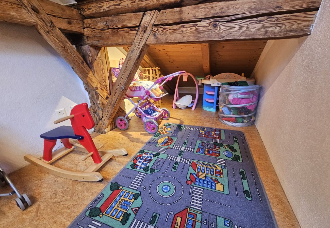 Ferienhaus in Scuol - Chasa Mayer: Zentrale 5 ½-Zimmerwohnung im historischen Dorfkern Scuol Sura