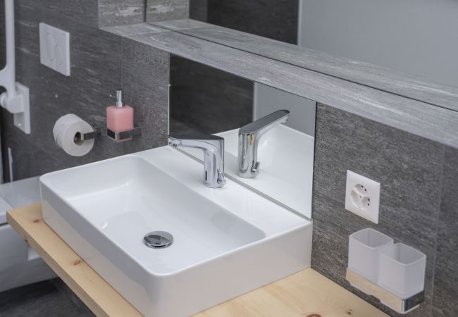 Ferienwohnung in Müstair - Chasa Helvetia Trai: Neu gebaute 3,5 Zimmer Ferienwohnung mit exklusivem Hotelservice Ferienwohnung in Müstair - Chasa Helvetia Trai: Neu gebaute 3,5 Zimmer Ferienwohnung mit exklusivem Hotelservice