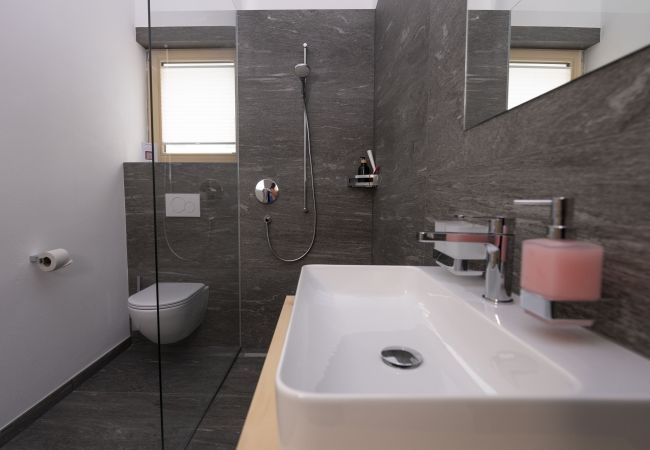 Studio in Müstair - Chasa Helvetia Studio: Entspannen und geniessen im neuen Studio mit exklusivem Hotelservice Studio in Müstair - Chasa Helvetia Studio: Entspannen und geniessen im neuen Studio mit exklusivem Hotelservice