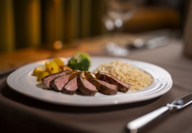 Studio in Müstair - Chasa Helvetia Studio: Entspannen und geniessen im neuen Studio mit exklusivem Hotelservice Studio in Müstair - Chasa Helvetia Studio: Entspannen und geniessen im neuen Studio mit exklusivem Hotelservice