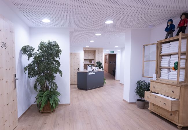 Studio in Müstair - Chasa Helvetia Studio: Entspannen und geniessen im neuen Studio mit exklusivem Hotelservice Studio in Müstair - Chasa Helvetia Studio: Entspannen und geniessen im neuen Studio mit exklusivem Hotelservice