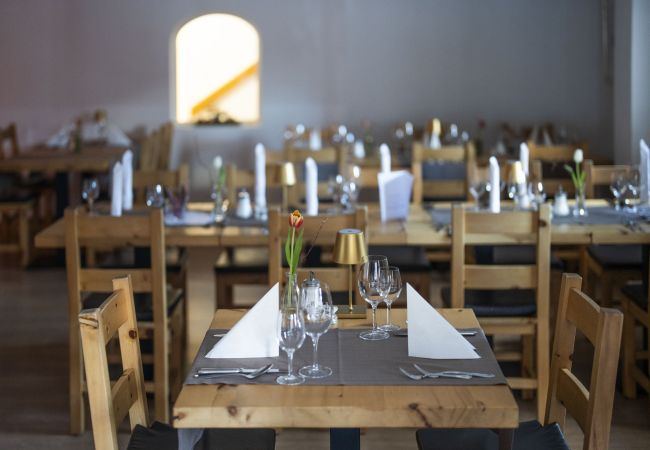 Studio in Müstair - Chasa Helvetia Studio: Entspannen und geniessen im neuen Studio mit exklusivem Hotelservice Studio in Müstair - Chasa Helvetia Studio: Entspannen und geniessen im neuen Studio mit exklusivem Hotelservice