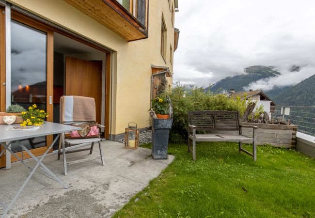 Ferienwohnung in Guarda - Chasa Arpiglia: Moderne 2.5-Zimmer-Wohnung auf der Sonnenterrasse in Guarda Ferienwohnung in Guarda - Chasa Arpiglia: Moderne 2.5-Zimmer-Wohnung auf der Sonnenterrasse in Guarda