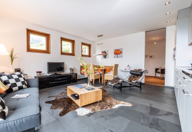 Ferienwohnung in Guarda - Chasa Arpiglia: Moderne 2.5-Zimmer-Wohnung auf der Sonnenterrasse in Guarda Ferienwohnung in Guarda - Chasa Arpiglia: Moderne 2.5-Zimmer-Wohnung auf der Sonnenterrasse in Guarda