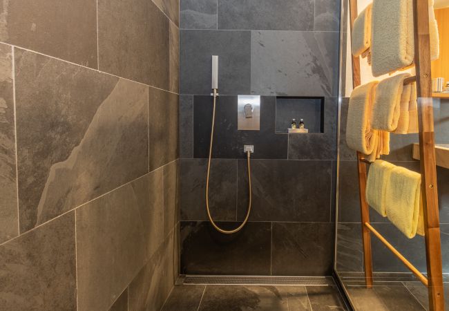 Ferienwohnung in Guarda - Chasa Arpiglia: Moderne 2.5-Zimmer-Wohnung auf der Sonnenterrasse in Guarda Ferienwohnung in Guarda - Chasa Arpiglia: Moderne 2.5-Zimmer-Wohnung auf der Sonnenterrasse in Guarda