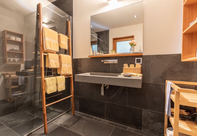 Ferienwohnung in Guarda - Chasa Arpiglia: Moderne 2.5-Zimmer-Wohnung auf der Sonnenterrasse in Guarda Ferienwohnung in Guarda - Chasa Arpiglia: Moderne 2.5-Zimmer-Wohnung auf der Sonnenterrasse in Guarda