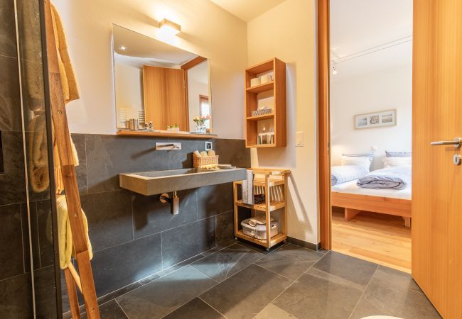 Ferienwohnung in Guarda - Chasa Arpiglia: Moderne 2.5-Zimmer-Wohnung auf der Sonnenterrasse in Guarda Ferienwohnung in Guarda - Chasa Arpiglia: Moderne 2.5-Zimmer-Wohnung auf der Sonnenterrasse in Guarda