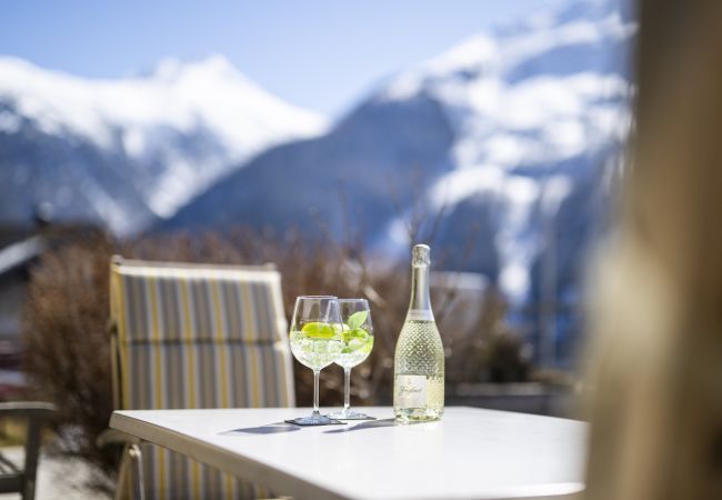 Ferienwohnung in Guarda - Chasa Arpiglia: Moderne 2.5-Zimmer-Wohnung auf der Sonnenterrasse in Guarda Ferienwohnung in Guarda - Chasa Arpiglia: Moderne 2.5-Zimmer-Wohnung auf der Sonnenterrasse in Guarda