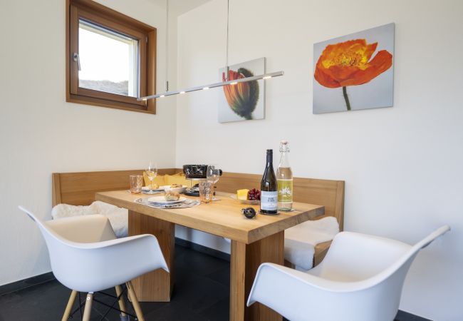 Ferienwohnung in Guarda - Chasa Arpiglia: Moderne 2.5-Zimmer-Wohnung auf der Sonnenterrasse in Guarda Ferienwohnung in Guarda - Chasa Arpiglia: Moderne 2.5-Zimmer-Wohnung auf der Sonnenterrasse in Guarda