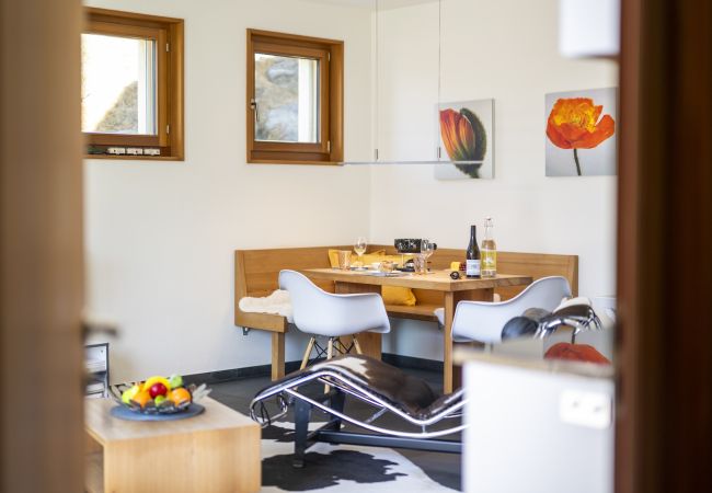 Ferienwohnung in Guarda - Chasa Arpiglia: Moderne 2.5-Zimmer-Wohnung auf der Sonnenterrasse in Guarda Ferienwohnung in Guarda - Chasa Arpiglia: Moderne 2.5-Zimmer-Wohnung auf der Sonnenterrasse in Guarda