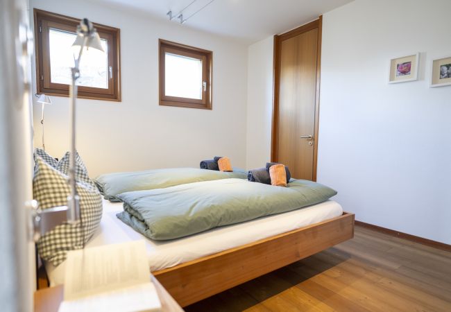 Ferienwohnung in Guarda - Chasa Arpiglia: Moderne 2.5-Zimmer-Wohnung auf der Sonnenterrasse in Guarda Ferienwohnung in Guarda - Chasa Arpiglia: Moderne 2.5-Zimmer-Wohnung auf der Sonnenterrasse in Guarda