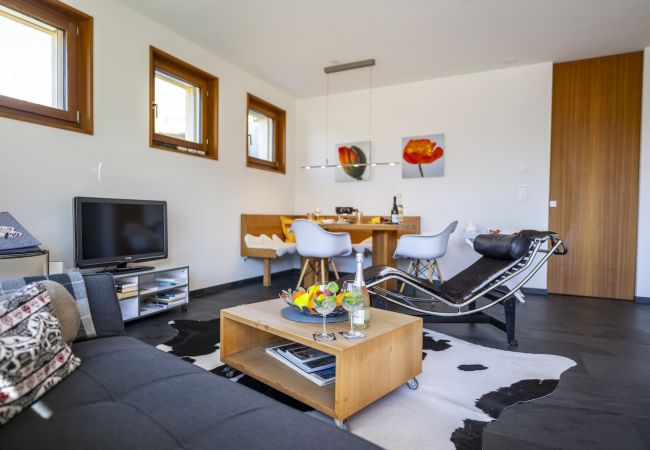 Ferienwohnung in Guarda - Chasa Arpiglia: Moderne 2.5-Zimmer-Wohnung auf der Sonnenterrasse in Guarda Ferienwohnung in Guarda - Chasa Arpiglia: Moderne 2.5-Zimmer-Wohnung auf der Sonnenterrasse in Guarda