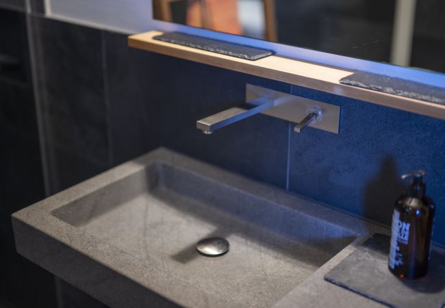 Ferienwohnung in Guarda - Chasa Arpiglia: Moderne 2.5-Zimmer-Wohnung auf der Sonnenterrasse in Guarda Ferienwohnung in Guarda - Chasa Arpiglia: Moderne 2.5-Zimmer-Wohnung auf der Sonnenterrasse in Guarda