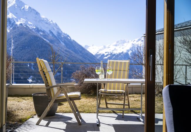 Ferienwohnung in Guarda - Chasa Arpiglia: Moderne 2.5-Zimmer-Wohnung auf der Sonnenterrasse in Guarda Ferienwohnung in Guarda - Chasa Arpiglia: Moderne 2.5-Zimmer-Wohnung auf der Sonnenterrasse in Guarda