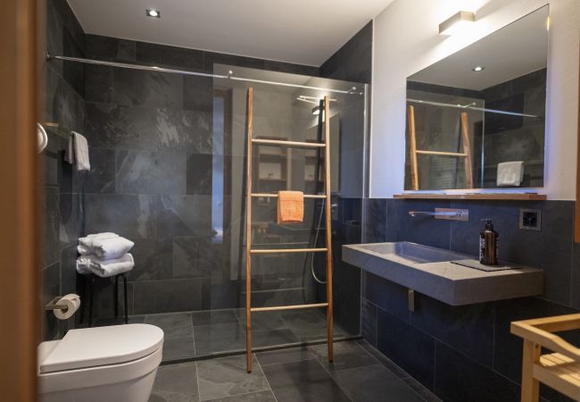 Ferienwohnung in Guarda - Chasa Arpiglia: Moderne 2.5-Zimmer-Wohnung auf der Sonnenterrasse in Guarda Ferienwohnung in Guarda - Chasa Arpiglia: Moderne 2.5-Zimmer-Wohnung auf der Sonnenterrasse in Guarda