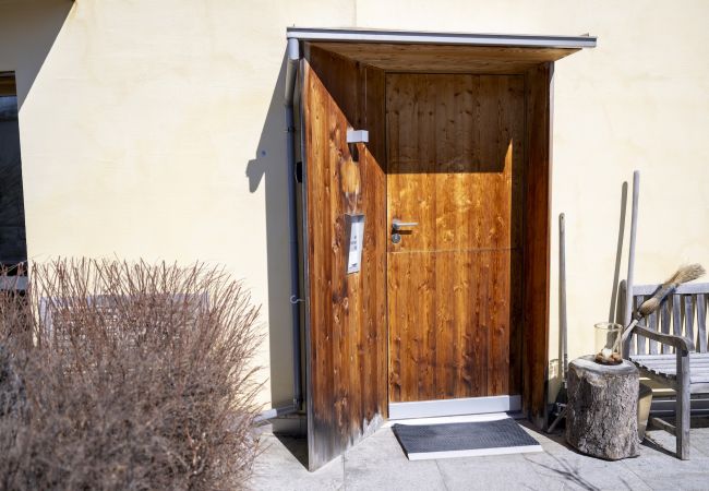 Ferienwohnung in Guarda - Chasa Arpiglia: Moderne 2.5-Zimmer-Wohnung auf der Sonnenterrasse in Guarda Ferienwohnung in Guarda - Chasa Arpiglia: Moderne 2.5-Zimmer-Wohnung auf der Sonnenterrasse in Guarda