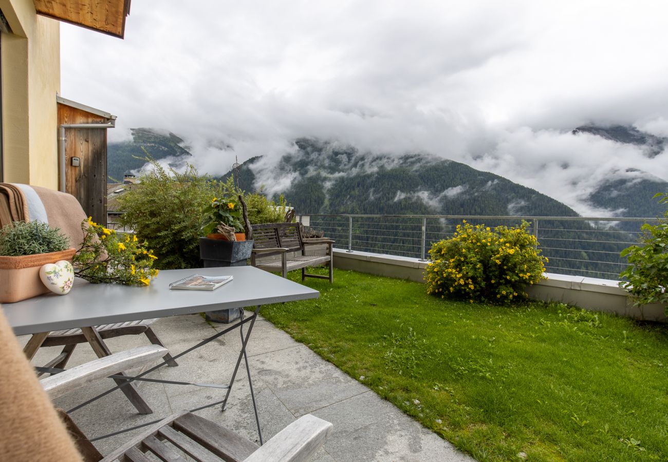 Ferienwohnung in Guarda - Chasa Arpiglia: Moderne 2.5-Zimmer-Wohnung auf der Sonnenterrasse in Guarda