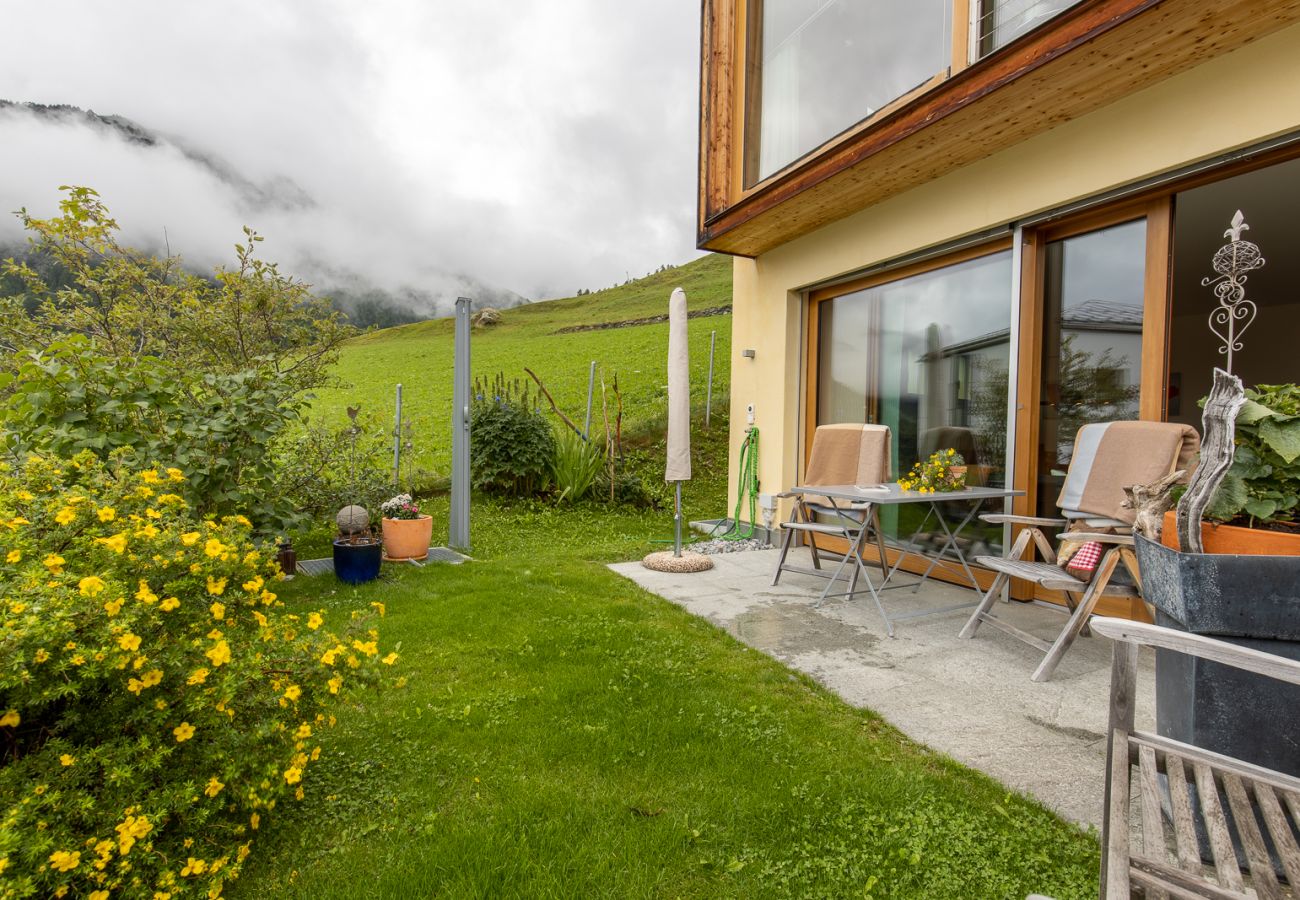 Ferienwohnung in Guarda - Chasa Arpiglia: Moderne 2.5-Zimmer-Wohnung auf der Sonnenterrasse in Guarda