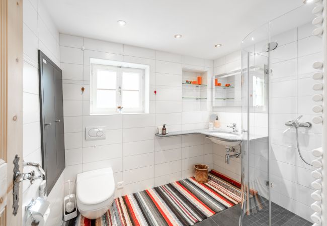 Ferienwohnung in Tarasp - Suot Chastè Tarasp - Authentisches Engadiner Haus mit 6.5-Zimmer am Fusse des Schloss Tarasp Ferienwohnung in Tarasp - Suot Chastè Tarasp - Authentisches Engadiner Haus mit 6.5-Zimmer am Fusse des Schloss Tarasp