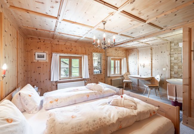 Ferienwohnung in Tarasp - Suot Chastè Tarasp - Authentisches Engadiner Haus mit 6.5-Zimmer am Fusse des Schloss Tarasp Ferienwohnung in Tarasp - Suot Chastè Tarasp - Authentisches Engadiner Haus mit 6.5-Zimmer am Fusse des Schloss Tarasp