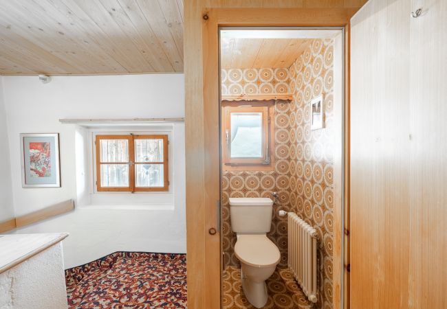 Ferienwohnung in Tarasp - Suot Chastè Tarasp - Authentisches Engadiner Haus mit 6.5-Zimmer am Fusse des Schloss Tarasp Ferienwohnung in Tarasp - Suot Chastè Tarasp - Authentisches Engadiner Haus mit 6.5-Zimmer am Fusse des Schloss Tarasp