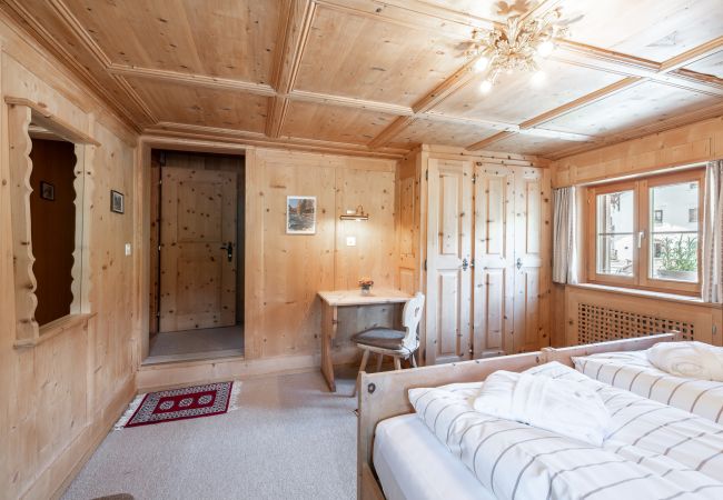 Ferienwohnung in Tarasp - Suot Chastè Tarasp - Authentisches Engadiner Haus mit 6.5-Zimmer am Fusse des Schloss Tarasp Ferienwohnung in Tarasp - Suot Chastè Tarasp - Authentisches Engadiner Haus mit 6.5-Zimmer am Fusse des Schloss Tarasp