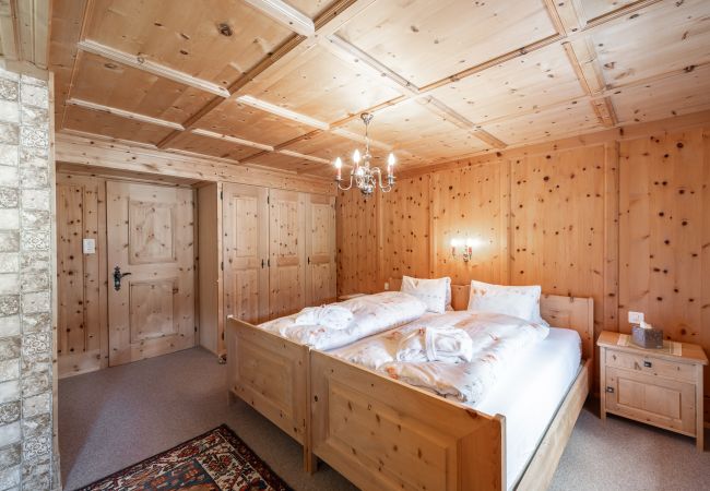 Ferienwohnung in Tarasp - Suot Chastè Tarasp - Authentisches Engadiner Haus mit 6.5-Zimmer am Fusse des Schloss Tarasp Ferienwohnung in Tarasp - Suot Chastè Tarasp - Authentisches Engadiner Haus mit 6.5-Zimmer am Fusse des Schloss Tarasp