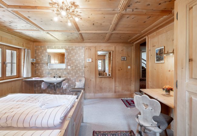 Ferienwohnung in Tarasp - Suot Chastè Tarasp - Authentisches Engadiner Haus mit 6.5-Zimmer am Fusse des Schloss Tarasp Ferienwohnung in Tarasp - Suot Chastè Tarasp - Authentisches Engadiner Haus mit 6.5-Zimmer am Fusse des Schloss Tarasp