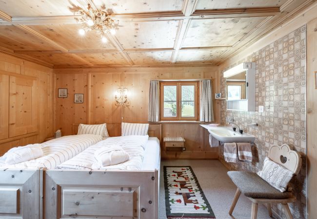 Ferienwohnung in Tarasp - Suot Chastè Tarasp - Authentisches Engadiner Haus mit 6.5-Zimmer am Fusse des Schloss Tarasp Ferienwohnung in Tarasp - Suot Chastè Tarasp - Authentisches Engadiner Haus mit 6.5-Zimmer am Fusse des Schloss Tarasp