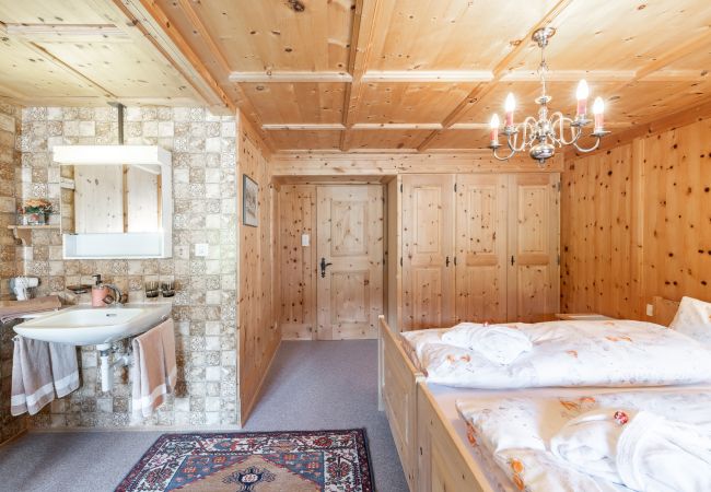 Ferienwohnung in Tarasp - Suot Chastè Tarasp - Authentisches Engadiner Haus mit 6.5-Zimmer am Fusse des Schloss Tarasp Ferienwohnung in Tarasp - Suot Chastè Tarasp - Authentisches Engadiner Haus mit 6.5-Zimmer am Fusse des Schloss Tarasp