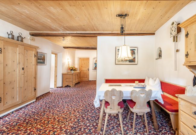 Ferienwohnung in Tarasp - Suot Chastè Tarasp - Authentisches Engadiner Haus mit 6.5-Zimmer am Fusse des Schloss Tarasp Ferienwohnung in Tarasp - Suot Chastè Tarasp - Authentisches Engadiner Haus mit 6.5-Zimmer am Fusse des Schloss Tarasp