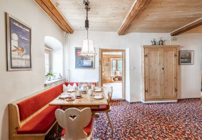 Ferienwohnung in Tarasp - Suot Chastè Tarasp - Authentisches Engadiner Haus mit 6.5-Zimmer am Fusse des Schloss Tarasp Ferienwohnung in Tarasp - Suot Chastè Tarasp - Authentisches Engadiner Haus mit 6.5-Zimmer am Fusse des Schloss Tarasp